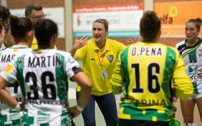 Carol Carmona donant instruccions a les seves jugadores durant una pausa del partit | OAR Gràcia Sabadell